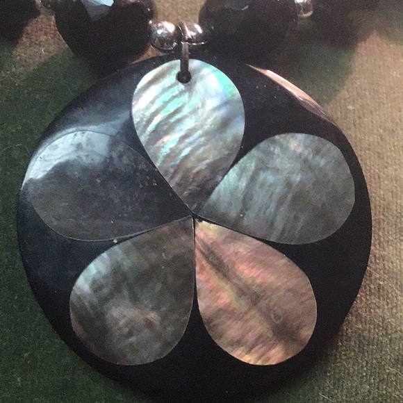 Abalone Shell Lacquerware Pendant with rosettes & beaded necklace - Picture 2 of 14